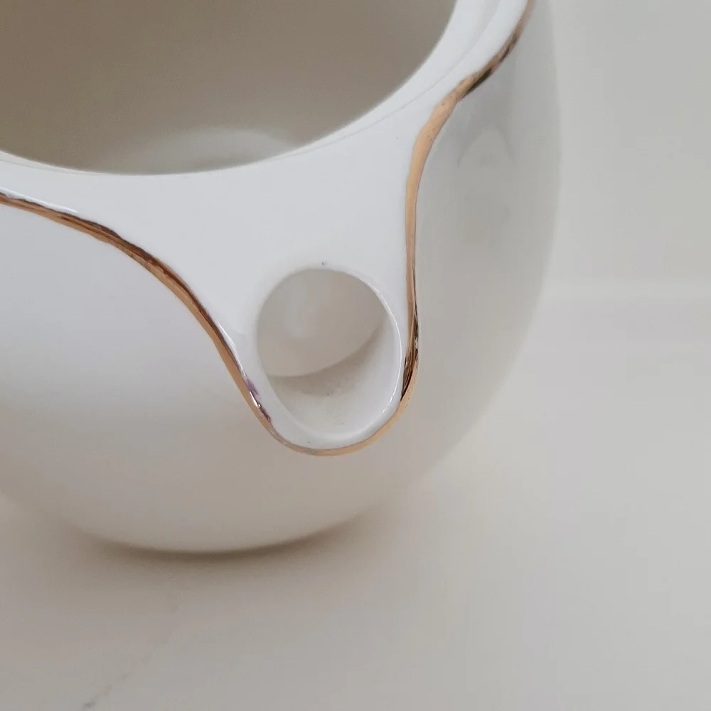 VTG TEAPOT AND CREAMER SET